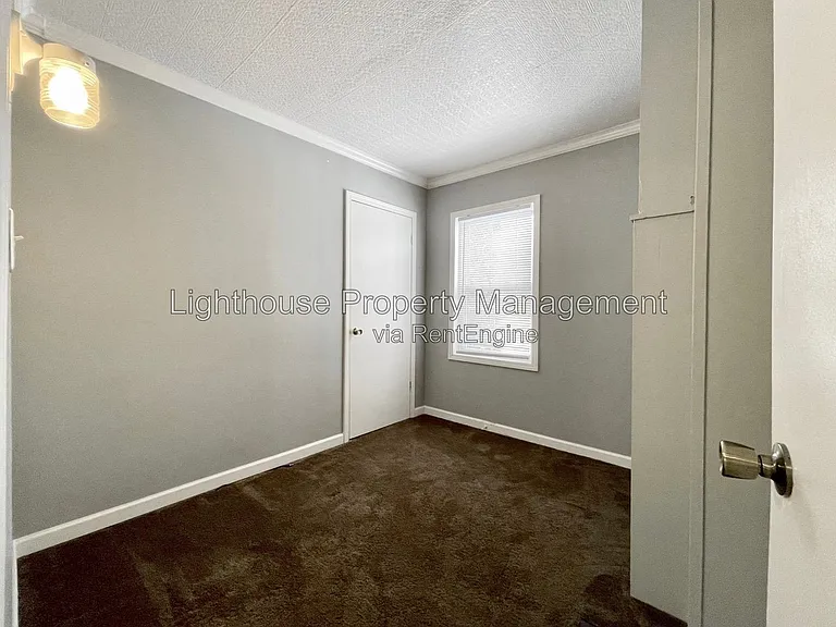 1910 Franklin St — Photo 8
