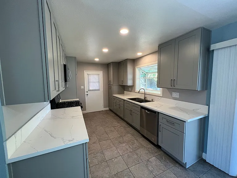1304 Arrowhead Ave — Photo 10