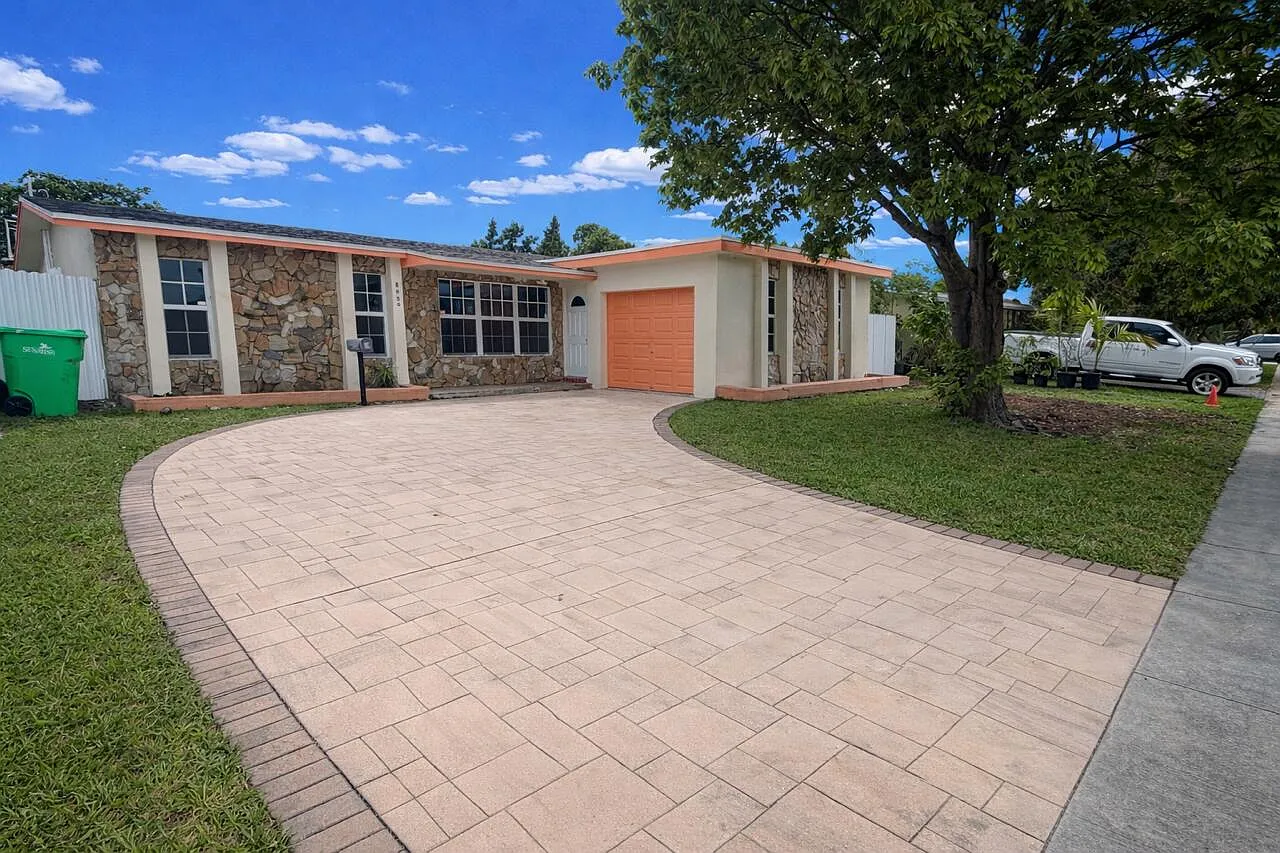3 bed, 2.0 bath, 1438 sqft, $3,000 — Photo 1