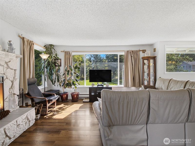 3rd image of 9721 194th Street E