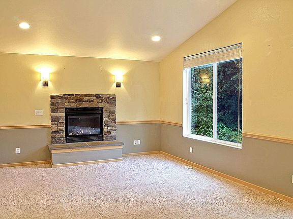 Family room w/gas fireplace