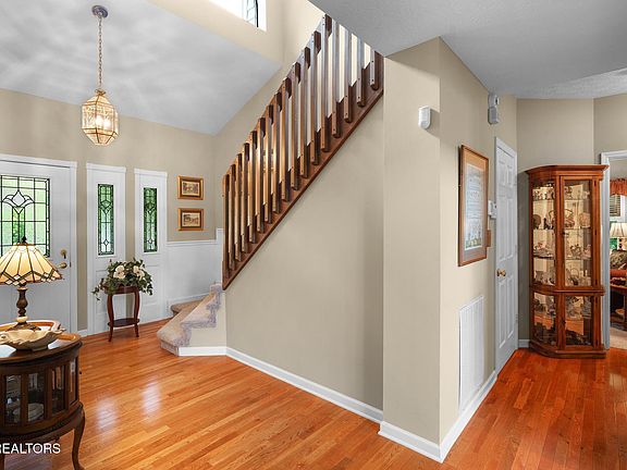 3rd image of 270 Lone Ridge Ln