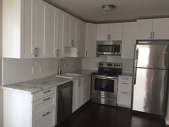 3rd image of 413 Madison Ct