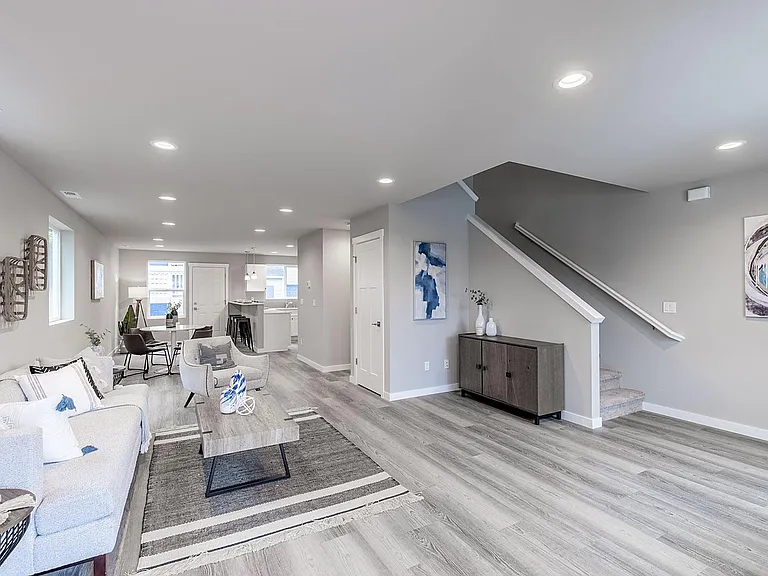 1913 Hoyt Ave — Photo 1