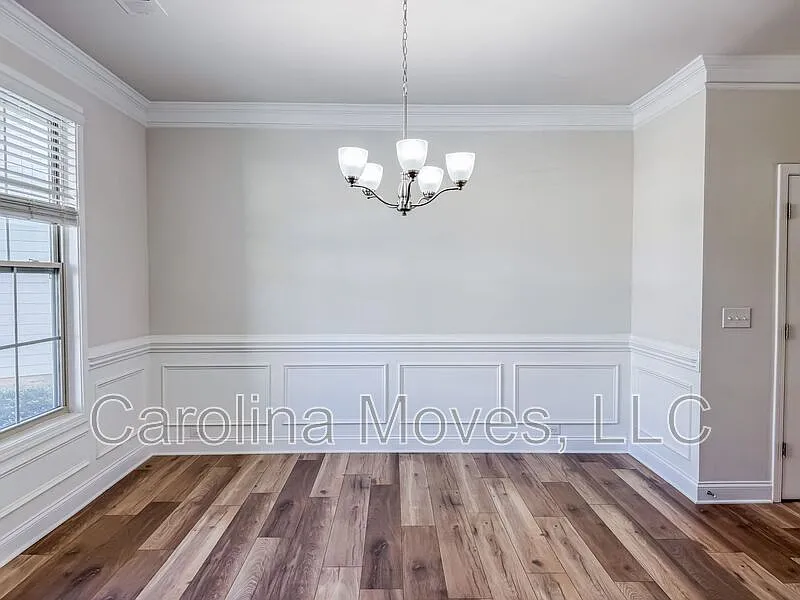 3 bed, 2.5 bath, 2300 sqft, $2,399 — Photo 3