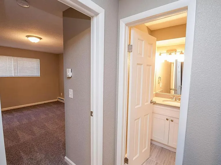 1410 N York St #13 — Photo 14