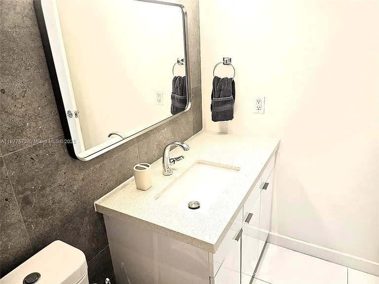 5161 Collins Ave #707 — Photo 19