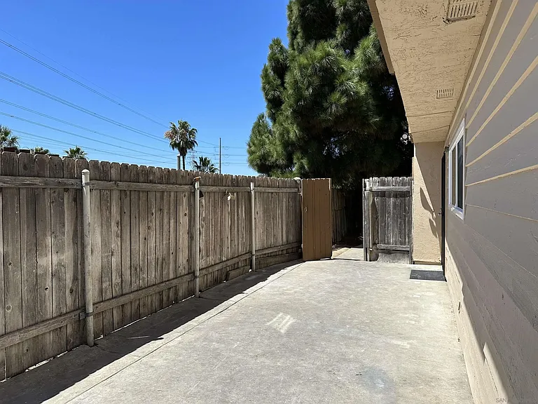 1450 Melrose Ave #103 — Photo 4