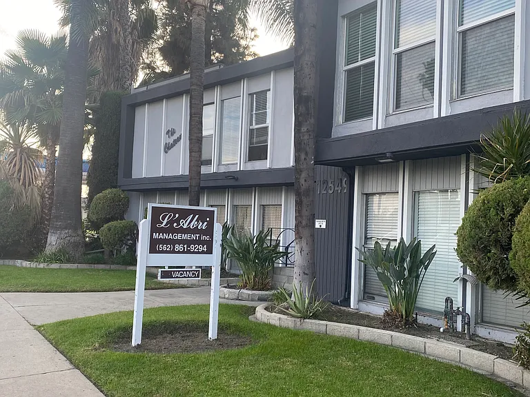 Chateau Apartments — Photo 1