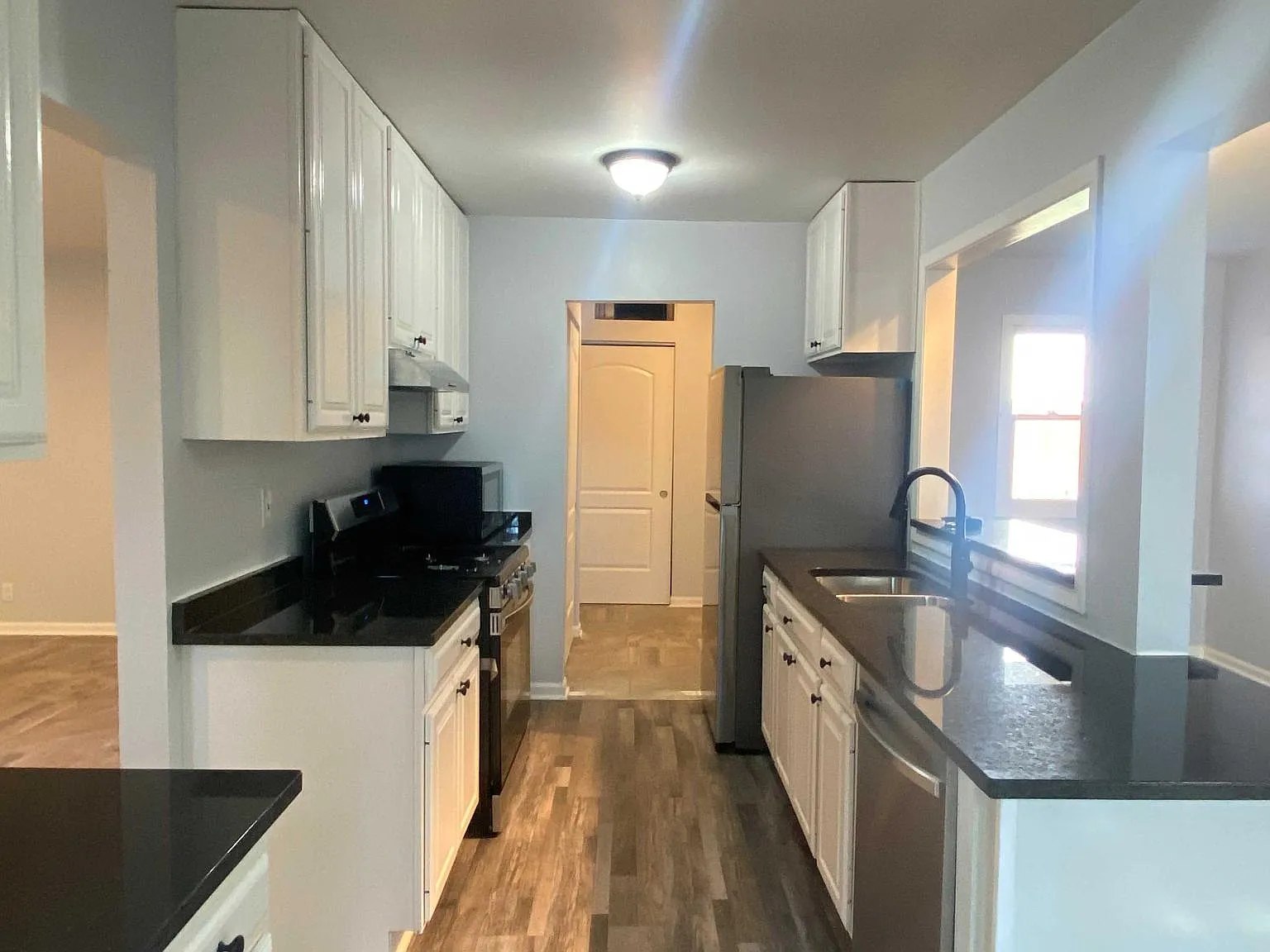 3 bed, 1372 sqft, $2,500 — Photo 4