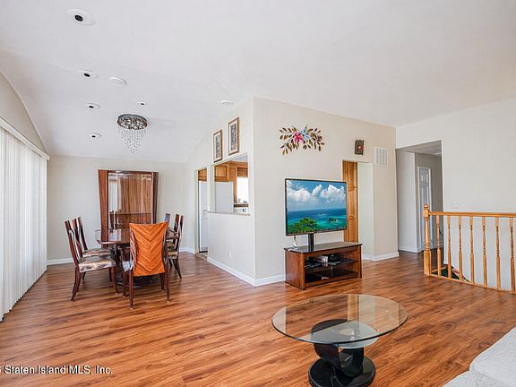 3rd image of 42 Amber St