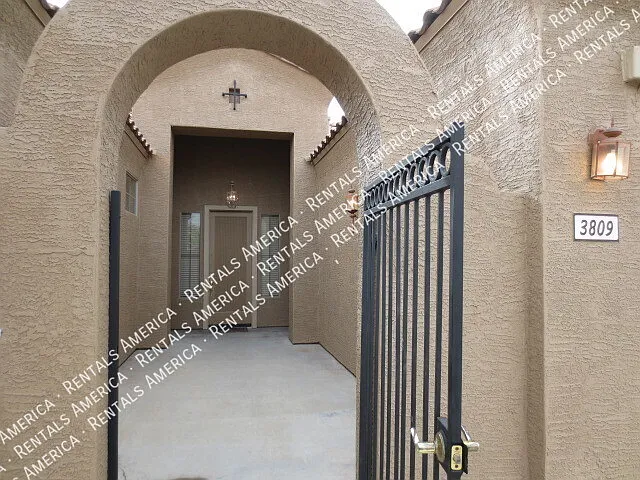 Beautiful 4 Bedroom in Coronado Ranch — Photo 2