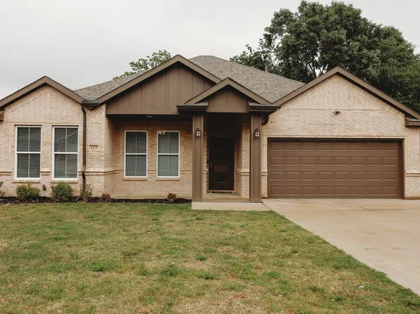 124 Settlers Ct, Palestine, TX 75801