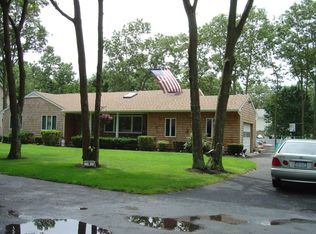 8 Dogwood Ln, Patchogue, NY 11772