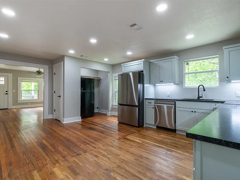 329 Flores St — Photo 7