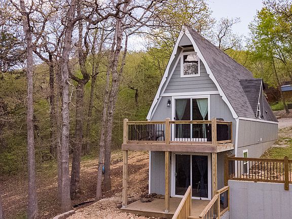 3rd image of 1076 Black Oak Resort Ln