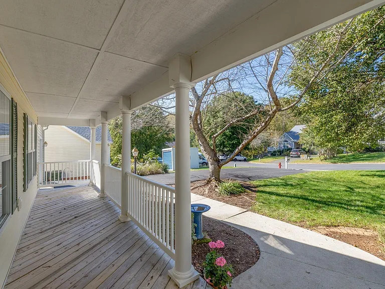 1081 Wintergreen Ln — Photo 6