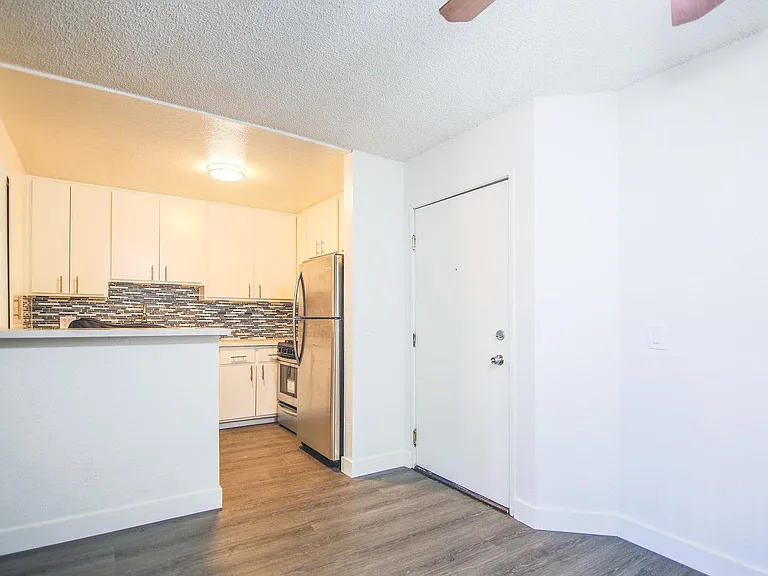 Marathon Apartments — Photo 13
