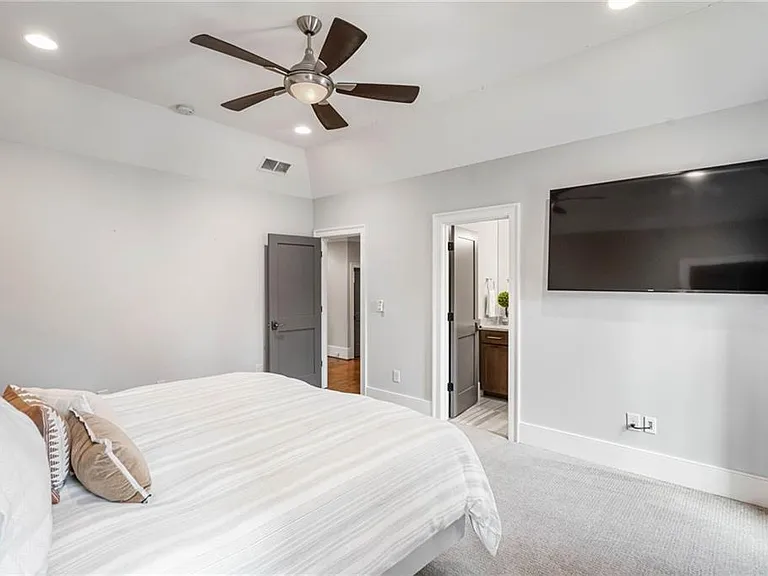 5265 Peachtree Dunwoody Rd — Photo 59