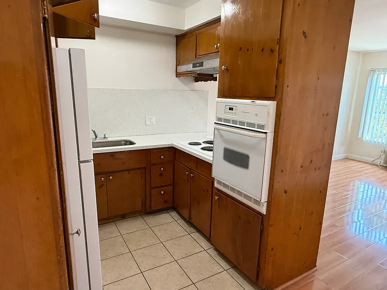 913 E Windsor Rd #6 — Photo 11