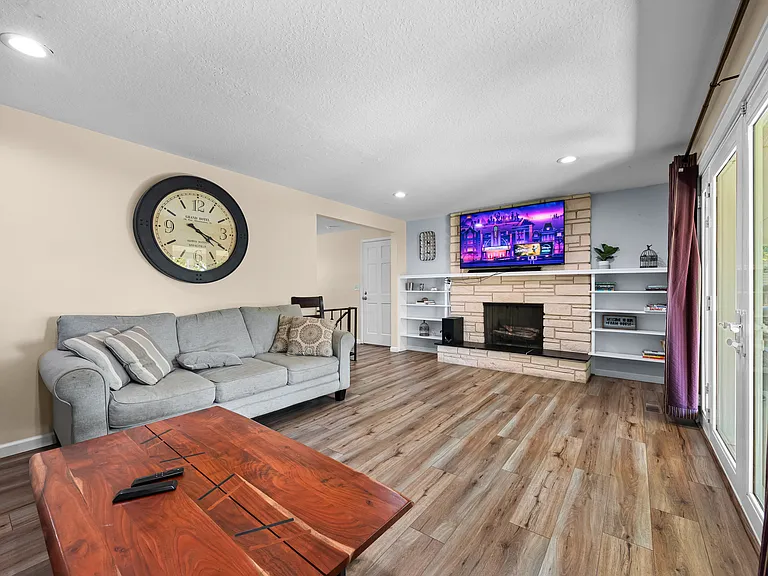 2010 S Curtis Cir — Photo 5