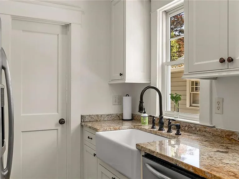 648 Cresthill Ave NE — Photo 20