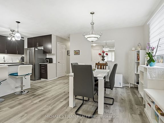 5th image of 19B Dundas St W