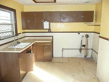 5th image of 5002 Alma St