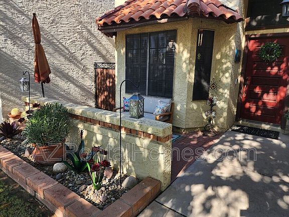 3rd image of 2723 S Santa Barbara
