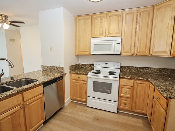 5th image of 4420 Ensign Ave APT 301