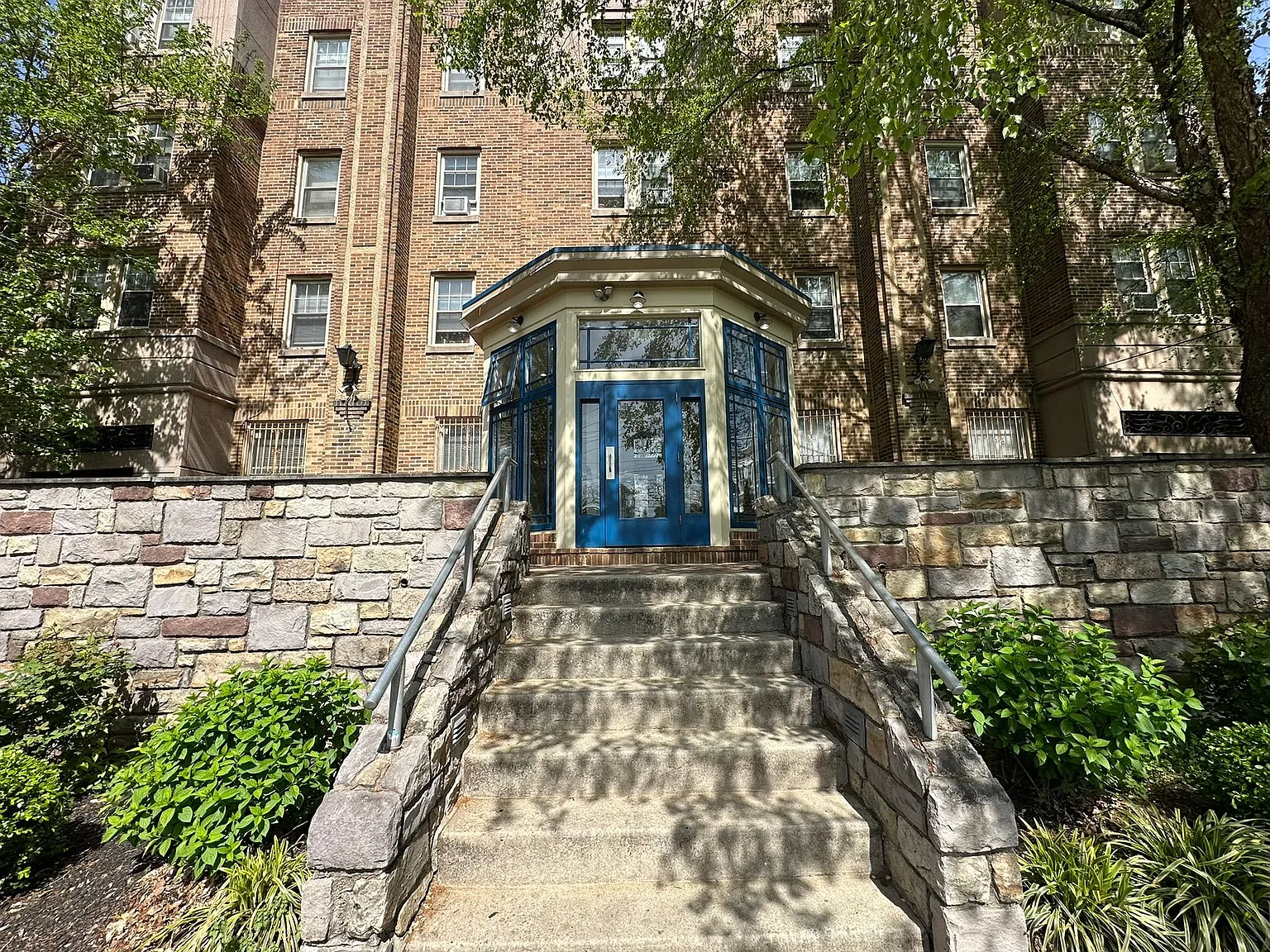 Queen Lane Manor — Photo 2