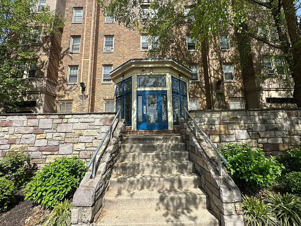 Building Photo - Queen Lane Manor