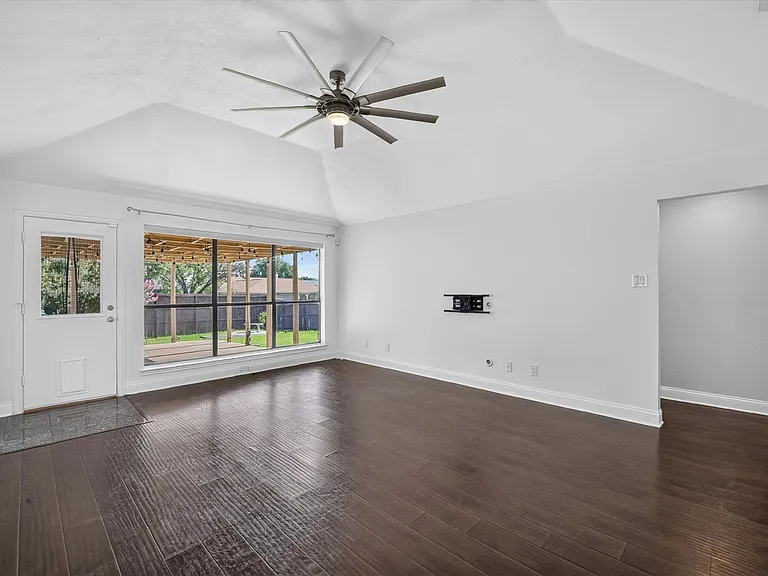 1521 Glenmore Dr — Photo 3