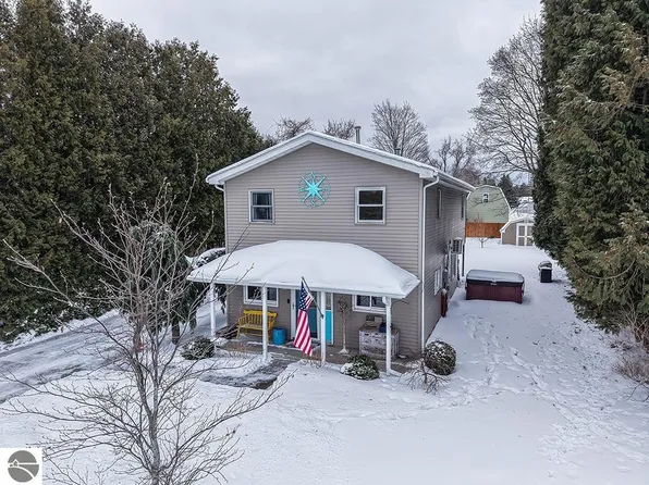510 W Hurlbut St, Charlevoix, MI 49720