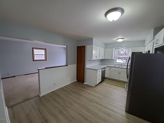 5th image of 4188 Hillsdale Ave NE