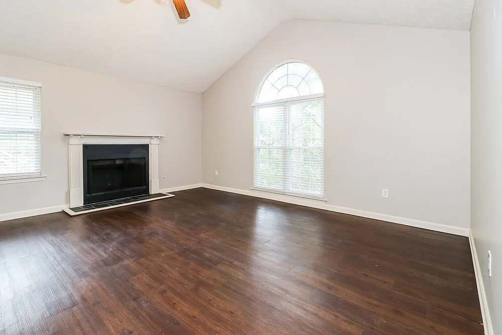 3 bed, 2.0 bath, 1832 sqft, $3,060 — Photo 4
