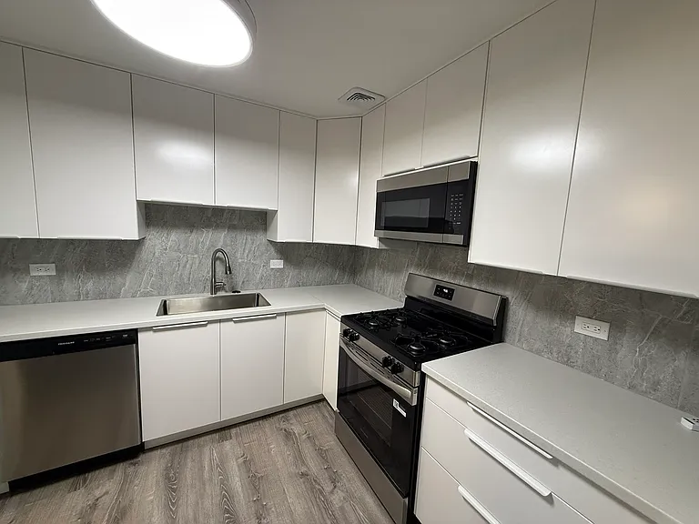 9S220 Lake Dr #16A-102 — Photo 2