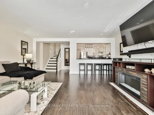 100 Arbors Ln #8, Vaughan, ON L4L 7G4