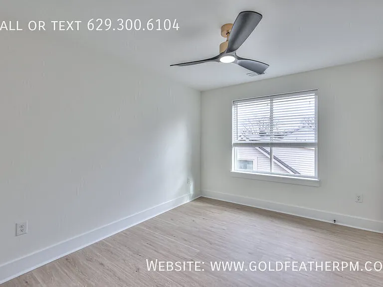 402B E Trinity Ln — Photo 25