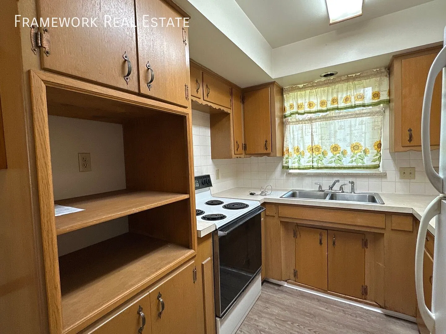 Charming 2 Bedroom Townhome Available NOW!! — Photo 1
