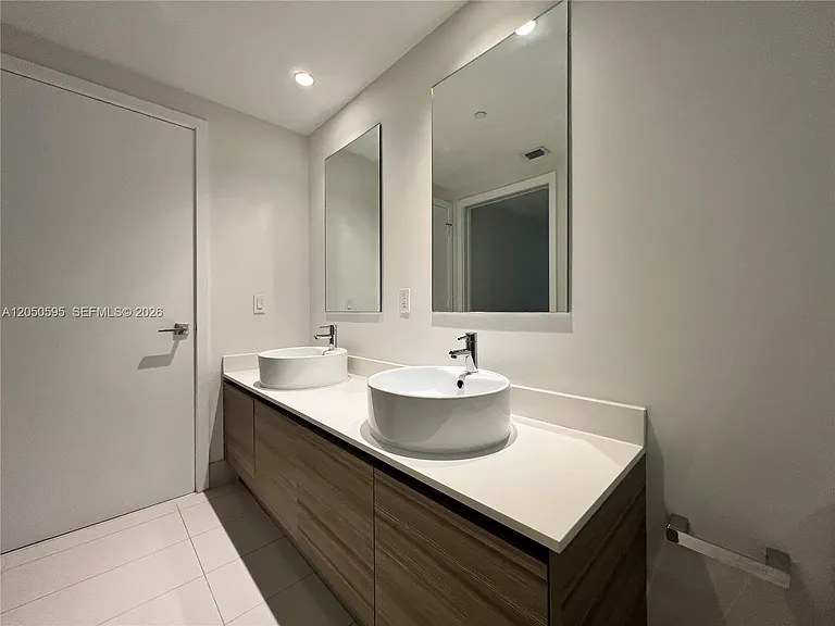 121 NE 34th St #L505 — Photo 11