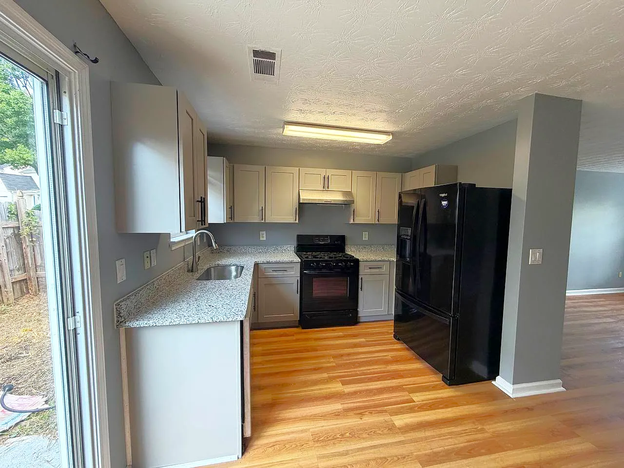 4 bed, 2.5 bath, 1593 sqft, $2,150 — Photo 2