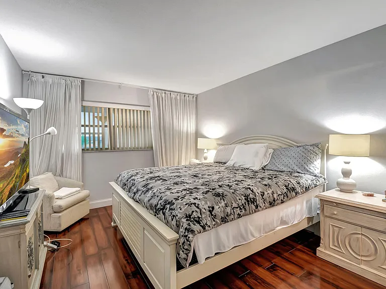 288 Tuscany E — Photo 10