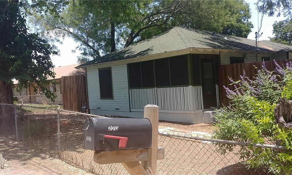 1st image of 220 Lyndalyn St