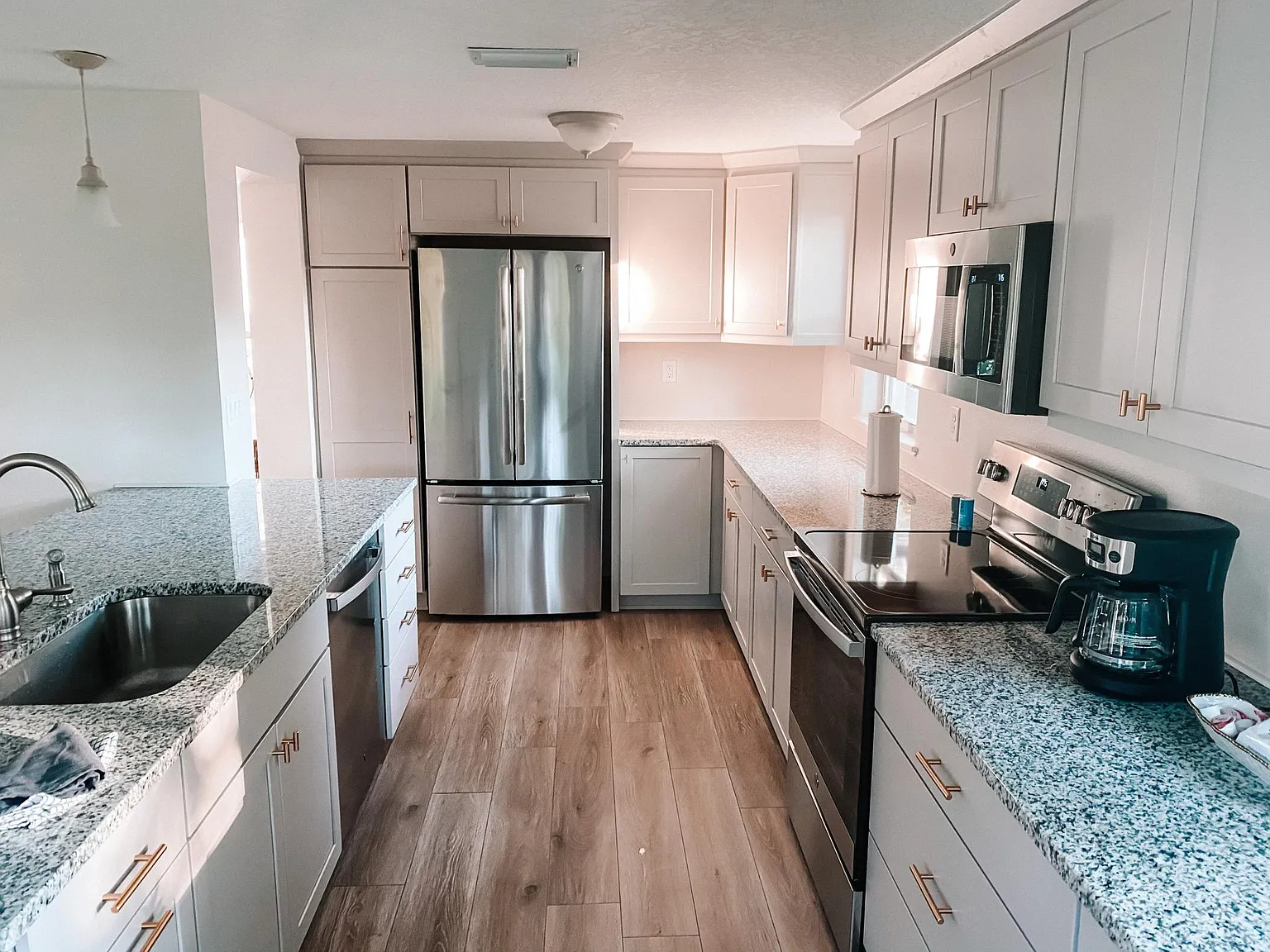 422 E Oakdale Ave — Photo 4