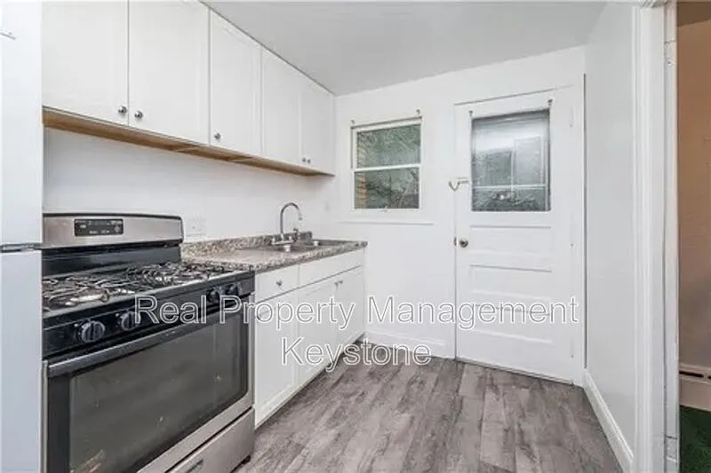 3 bed, 1.0 bath, 1530 sqft, $1,650 — Photo 3