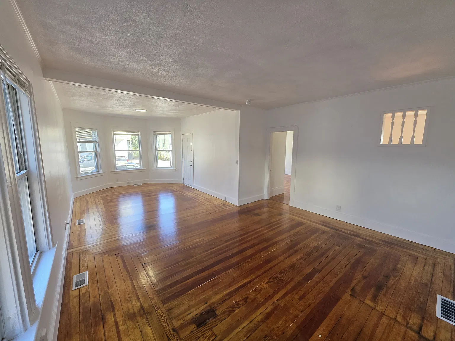  212 Burnside Ave 1stflr 4b/1b Renovated Hardwoods Freshpaint Petsok — Photo 3