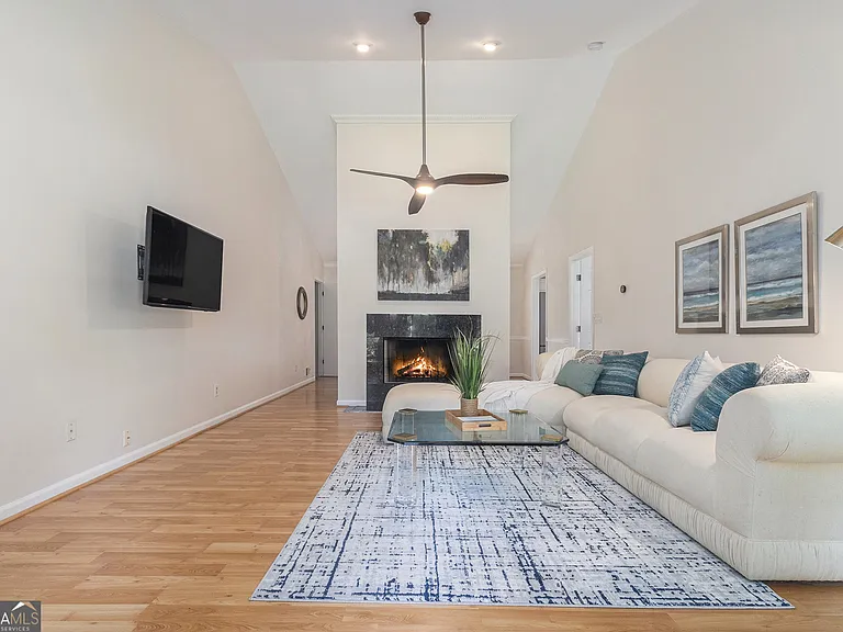 1402 McLendon Dr — Photo 2