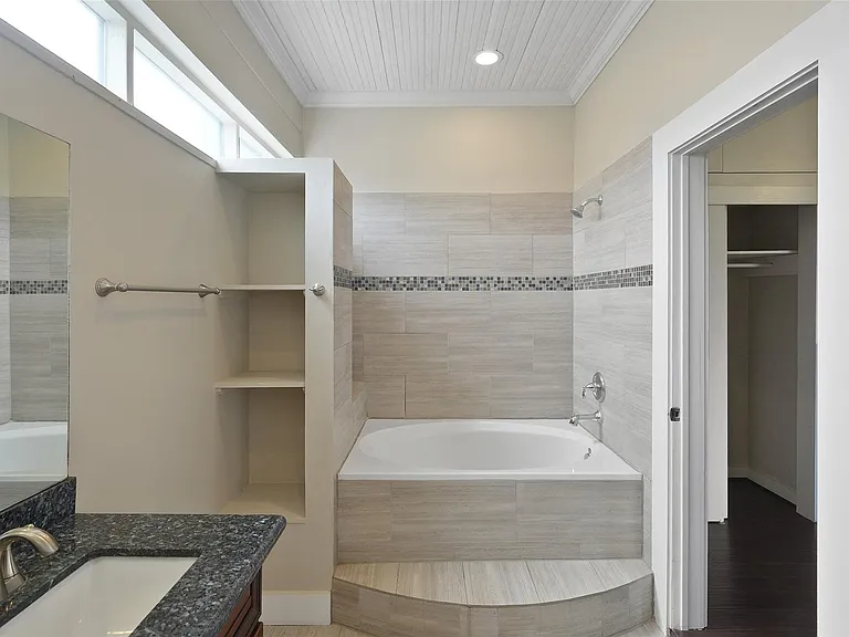 309 Pecore St — Photo 3