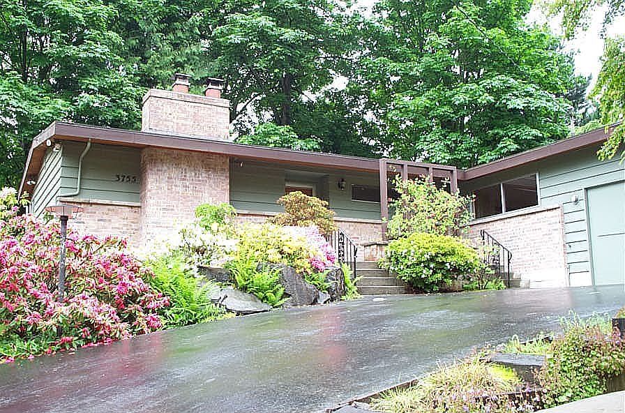 Immaculate daylight basement home on quiet culdesac